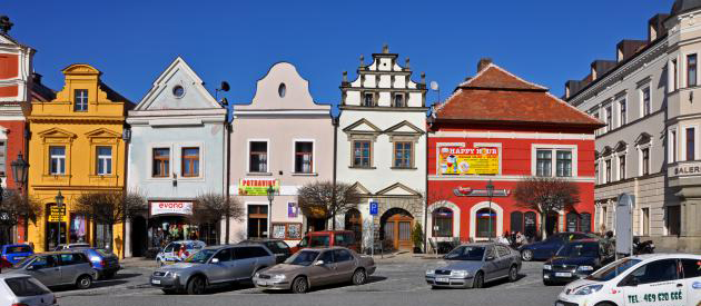 a Oku lahodící přehlídku nejrůznějších stavebních stylů kazí styl postkomunistického kulturního barbarství